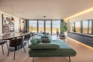 Op de Zeedijk te Knokke-Heist bieden wij dit uitzonderlijk ruime appartement van maar liefst 166 m² te koop aan. Momenteel is het ingedeeld als twee afzonderlijke woonunits, verdeeld over het gelijkvloers en de eerste verdieping. Deze indeling biedt tal van mogelijkheden: ideaal voor aparte verhuur, een gastenverblijf, een kangoeroewoning of een combinatie van wonen en werken. Dankzij de flexibele indeling geniet u van een unieke opportuniteit op een toplocatie aan zee.<br /><br />Indeling: <br />Eerste verdieping: zeer ruime leefruimte met een breedte van zeven meter genietend van panoramisch zeezicht, volledige uitgeruste leefkeuken, nachthal met bureau/slaaphoek, twee ruime slaapkamers, badkamer.<br /><br />Gelijkvloers: inkom met toilet en vestiaire, ingerichte keuken, berging, eetplaats, zitruimte of slaapkamer, tweede slaapkamer, badkamer. <br /><br />Het gelijkvloers leent zich perfect als aparte zone voor gasten en kan apart verhuurd worden. <br /><br />Kelderberging en fietsenstalling. <br /><br />Bezoeken? Graag na afspraak met Avantimmo op het nummer 050 62 50 55
