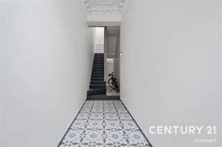 <p><span><strong>Lichtrijk duplex appartement met ruim terras en garagebox in hartje Leuven</strong></span></p><p>Duplex appartement op een bijzonder centrale ligging in de Maria-Theresiastraat te Leuven, een verbindingsstraat tussen de Tiensestraat en de omgeving van het Martelarenplein en de Tiensevest. Het appartement bevindt zich op wandelafstand van het station van Leuven, het Ladeuzeplein en de Bondgenotenlaan. Ook de Leuvense ring is vlakbij, waardoor de bereikbaarheid uitstekend is, terwijl u toch volop in het hart van de stad woont.</p><p>Het duplex appartement maakt deel uit van een charmant en kleinschalig gebouw met slechts twee appartementen, wat zorgt voor een aangename en karaktervolle woonomgeving. Het beschikt over een lichtrijke leefruimte met open geïnstalleerde keuken, aansluitend een groot terras met mooi verzicht, twee slaapkamers, berging met voorziening voor wasmachine en droogkast, een apart toilet en een badkamer met ligbad én douche. Bij het appartement hoort een garagebox in residentie Binnenhof, die verplicht mee dient te worden aangekocht, prijs;25.000€.</p><p>Een ideale combinatie van ruimte, licht, buitenruimte en parkeergelegenheid op een toplocatie in Leuven. Interesse? Maak vandaag nog een afspraak bij Sally, mail of bel haar op sally@connect-immo.be of 0478 570 999</p><p>Prijs appartement 455.000€<br />Prijs garagebox 25.000€</p><p>EPC: 113 kWh/m² - label B - UC:2438551<br />Wg-Gdv-Gvkr-Gdv</p>