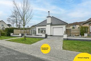 Deze instapklare bungalow bevindt zich op een rustige ligging nabij het bos én het centrum van De Haan. De woning, oorspronkelijk gebouwd in 1965, werd in 2023 grondig gerenoveerd. Daarbij werden onder meer het dak, de isolatie, spouwmuren, ramen, deuren, vloeren, keuken, badkamer en technische installaties vernieuwd (conforme elektrische keuring), wat resulteert in een comfortabele en energiezuinige woonst.<br /><br />De woning wordt verwarmd via centrale verwarming op aardgas, aangevuld met een Daikin-warmtepomp en een sfeervolle houtkachel in de woonkamer, die ook met pellets kan functioneren.<br /><br />Via de inkomhal komt u in de lichtrijke woonkamer met meerdere raampartijen en een gezellige kachel. Een schuifraam biedt directe toegang tot de veranda. Aansluitend bevindt zich de praktische keuken, uitgerust met kwalitatieve toestellen van AEG.<br /><br />Verder beschikt het gelijkvloers over meerdere bergruimtes, een gastentoilet met lavabo, een vestiaire en een technische ruimte met cv-ketel en aansluiting voor wasmachine. De inpandige garage (17,5 m²) biedt bijkomende opslagruimte en geeft toegang tot de zolder.<br /><br />De badkamer is ingericht met een dubbele lavabo, inloopdouche met glazen wand en een toilet. Daarnaast zijn er drie slaapkamers aanwezig.<br /><br />Via een zolderluik bereikt u de geïsoleerde zolder met twee Veluxramen, waar de mogelijkheid bestaat om twee extra slaapkamers en bijkomende zolderruimte te creëren.<br /><br />Een ideale woning voor wie comfortabel en rustig wil wonen in het centrum van De Haan!<br /><br />EPC: 168 kWh/m² - Label B