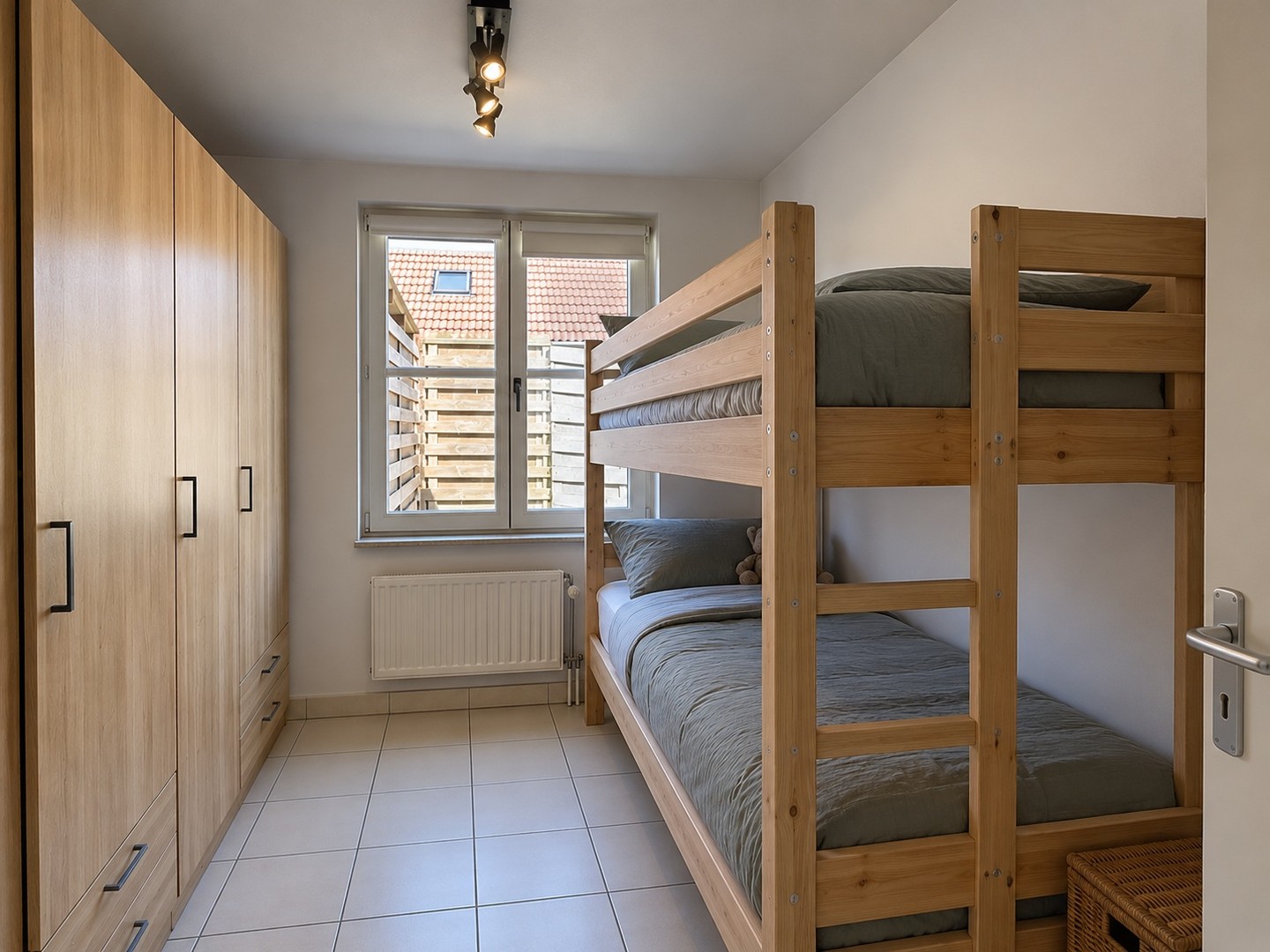Instapklare vakantiewoning met zonnige tuin en parking. - foto 5