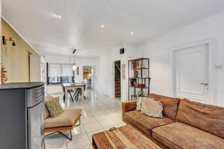 Voor meer info of een bezoek, bel 053 59 49 36 - Op een strategische ligging in Denderleeuw, vlak bij Denderhoutem, bevindt zich deze goed...