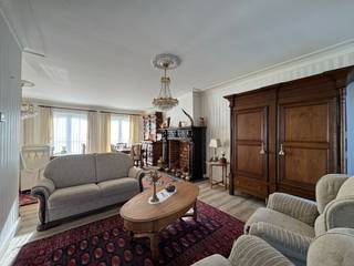 <strong>*KOOP NOG DIT JAAR EN GENIET NOG VAN 2% REGISTRATIERECHTEN!</strong><br /><br />Op een rustige en aangename locatie in Zonhoven bevindt zich deze <strong>uitzonderlijk goed onderhouden</strong> gelijkvloerse woning met 2 slaapkamers, gelegen op een perceel van <strong>5a64ca</strong>.<br /><br />De woning combineert een rustige, groene woonomgeving met een vlotte bereikbaarheid naar het centrum en de belangrijkste verbindingswegen.<br /><br />Indeling: inkomhal, ruime leefruimte met grote raampartijen, volledig geïnstalleerde keuken, wasplaats, centrale badkamer en 2 volwaardige slaapkamers.<br />Daarnaast is er een <strong>volledige zolder</strong> (te bereiken via aparte tuintrap), die heel wat extra bergruimte biedt, en een <strong>vrijstaande garage</strong>.<br /><br />Ook buiten werd de woning met de nodige zorg onderhouden.<br />Het terras en de tuin zijn volledig en verzorgd aangelegd, waardoor u hier meteen kunt genieten van een aangename en onderhoudsvriendelijke buitenruimte.<br /><br />Troeven:<br />- <strong>gelijkvloers </strong>wonen met veel potentieel<br />- uitzonderlijk goed onderhouden<br />- verzorgd en onderhoudsvriendelijk perceel<br /><strong>- rustige en groene woonomgeving</strong><br />- vlotte en centrale bereikbaarheid<br />- vrijstaande garage<br />- volledige zolder voor extra bergruimte<br />- <strong>onmiddellijk beschikbaar</strong><br /><br />KI (niet-geïndexeerd): € 981<br /><br />EPC: 348 kWh (m2 jaar) – <strong>label D - GEEN renovatieverplichting</strong><br /><br />G-score: A<br />P-score : A<br /><br />Bijzondere informatieplicht:<br />Vergunning uitgereikt-Woongebied met landelijk karakter-Geen verkavelingsvergunning-Geen voorkooprecht-Geen rechterlijke herstelmaatregel of bestuurlijke maatregel opgelegd<br /><br />*onder voorbehoud van de wettelijke voorwaarden om van het verlaagde tarief te genieten.<br />