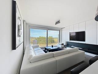 Dit ruime en lichtrijke appartement combineert comfort met een adembenemend zeezicht. Gelegen op een toplocatie, geniet u hier elke dag van...