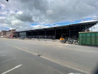 Ontdek deze uitzonderlijk gelegen handelsruimte van 519 m² op een toplocatie langs de Ardooisesteenweg in Roeselare.De site bevindt zich pal naast de...