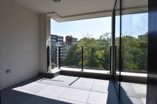 Centrum Antwerpen! Nieuwbouwappartement op de zevende verdieping, met prachtig zicht op het Stadspark, Zonnig terras vooraan.<br />Gelegen in het centrum van Antwerpen, dichtbij de Meir, Keyserlei, station, diamantwijk.<br />Ruime living met nieuw ingerichte keuken met vaatwasser, koelkast, oven.<br />Twee slaapkamers met terras aan de achterzijde, moderne badkamer met Italiaanse douche, aparte berging, apart toilet.<br />Verwarming met energiezuinige installatie. Minimaal verbruik.<br />Centraal gelegen en toch midden in het groen en rustig.<br />Een open zicht zonder inkijk van overburen.