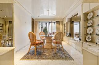<p>Dit huis ontdek je op een uiterst commerciële locatie middenin het hart van de bruisende stad Antwerpen. Met een strategisch gelegen handelsruimte, royale woning én niet te vergeten de garage met magazijn die boordevol opslagplaats biedt, creëer je hier tal van mogelijkheden!</p>
<p>Met slechts één druk op de liftknop, stap je zo in een film van de iconische jaren ‘80. Deze woning bewaart zijn ziel met trots: een massief marmeren haard, moulures, hoogglans gelakte inmaakkasten en elegante gouden accenten zetten meteen de toon en zorgen voor deze authentieke uitstraling. Naast de imposante look-and-feel is ook de praktische indeling en het overvloed aan ruimte een enorme troef. De riante woonkamer geniet dankzij de vele raampartijen van een prachtig lichtinval, terwijl de aangrenzende eetkamer directe verbinding heeft tot het royaal terras van 80 m², hier kan je in alle rust en privacy vertoeven. De keuken werd geïnstalleerd met het oog op hedendaags gebruik en beschikt daarnaast ook nog eens over een handige berging. Verder zijn er nog 5 grote slaapkamers, waarvan één werd voorzien van een ensuite-badkamer en één van een eigen dressing. Tot slot is er nog een tweede badkamer die luxueus werd ingericht met een ligbad, dubbele lavabo en bidet.</p>
<p>Dit is dé perfecte kans voor designliefhebbers die op zoek zijn naar een plek waar je wonen moeiteloos kan combineren met werken, in een huis met een unieke, onbetaalbare look!</p>
<p>Het commercieel gelijkvloers is <strong>momenteel verhuurd</strong>.</p>
<p><strong>Technische gegevens: alcantara beklede lift aanwezig! </strong>Centrale verwarming (collectief) op gas, voornamelijk HR-beglazing in aluminium en enkele beglazing in hout.</p>
<p><strong>Stedenbouwkundige inlichtingen en bodemattesten aanwezig. Niet-asbestveilig. Bevindt zich niet in een risicozone voor overstromingen (P- en G-score D). Renovatieverplichting gedeeltelijk van toepassing.</strong></p>