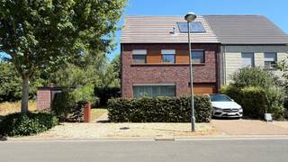 <p><strong>Goed gelegen moderne half open woning in het centrum van Sint Job in ’t Goor.</strong> Openbaar vervoer, scholen en winkels op wandelafstand. De op- en afrit van de snelweg E19 op 2km. Ook bos en groen met de Brechtse Heide of het wandel- en fietspad langsheen het kanaal op enkele minuten afstand.</p>
<p>Het perceel heeft een <strong>straatbreedte van 12m</strong> en oppervlakte van 480m². De woning heeft <strong>273m² woonruimte</strong> met volgende indeling:</p>
<p><u>GELIJKVLOERS</u>: inkomhal, <strong>zeer ruime leefruimte (68m²)</strong> verdeeld in een zithoek (33m²) aan de voorzijn en een eetkamer met ingerichte open keuken (35m²) aan de achterzijde. De keuken is voorzien van een kastenwand en eiland, alle toestellen zijn ingebouwd. Aansluitend aan de keuken een bureel (15m²) met zicht op de tuin, koele berging (10m²), gastentoilet en inpandige garage (22m²).</p>
<p><u>VERDIEPING 1</u>: nachthal, slaapkamer 1 (31m²) met ingerichte dressing en privé inpandig terras (10m²), slaapkamer 2 (22m²), slaapkamer 3 (22m²), wasplaats, badkamer met ligbad, meubel met dubbele lavabo, ruime inloopdouche, sierradiator en toilet.</p>
<p><u>VERDIEPING 2</u>: open polyvalente ruimte (50m²) waar je slaapkamer 4 en 5 kan inrichten of gebruiken als hobbyruimte.</p>
<p>Via de schuifraam of achterdeur in de keuken toegang tot het terras en aangelegde tuin. In de omheinde tuin vinden we achteraan een speeltuig voor de kinderen (schommel / schuif af) en een tuinberging in metselwerk waarvan 18m² afgesloten en 7,5m² overdekt terras / loungehoek deels afgesloten.</p>
<ul>
<li>energievriendelijke woning met <strong>ENERGIESCORE B </strong></li>
<li><strong>BOUWBREEDTE 9m geeft een gevoel van ruimte en licht </strong></li>
<li>CV installatie met zonnecollector voor warm water</li>
<li>vloerverwarming gelijkvloers en verdieping</li>
<li>elektrisch bediende garagepoort</li>
<li>ingerichte dressing</li>
<li>goed onderhouden woning</li>
<li><strong><u>TOPLIGGING </u>– kindvriendelijke straat</strong></li>
</ul>
<p>Ben je op zoek naar een centraal gelegen woning met licht en ruimte op wandelafstand van het centrum? Neem dan zeker contact voor een vrijblijvend bezoek 03/636.47.47 of lieven@coga.be<br /><br />Stedenbouwkundige informatie in aanvraag.</p>