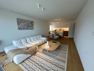 Nieuwpoort-bad, appartement met 3 slaapkamers en zicht op het pittoreske kerkje en de zee met zijn staketsel. Indeling: mooie inkomhal met toegang...