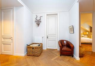 Majestueus appartement op het Zuid tegenover het oude Justitiepaleis. <br /><br />Het appartement is volledig gerenoveerd met behoud van authentieke elementen.<br /><br />Indeling: Statige hal en gastentoilet. Imposante leefruimte bestaande uit een salonruimte voorzien van een gashaard met aanpalend een eetkamer. Volledig ingerichte halfopen keuken uitgerust met een vaatwasser, kookplaat, oven, microwave oven, koelkast en diepvries. Vanuit de eetkamer en keuken heeft men toegang tot een royaal terras. <br /><br />Masterslaapkamer met en-suite badkamer met dubbele wastafel, bad, inloopdouche en toilet. Verder 2 ruime slaapkamers en een badkamer met wastafel, inloopdouche en toilet.<br /><br />Bureau en wasruimte.<br /><br />Bijzonderheden:<br />- Kwalitatieve afwerking en voorzien van alle comfort<br />- Visgraatparket<br />- Kelder<br />- Mogelijkheid te huren via een vennootschap<br />- Op minder dan 5 minuten van de ring<br /><br />Parking 165 €/maand +25 €/maand provisie kosten.