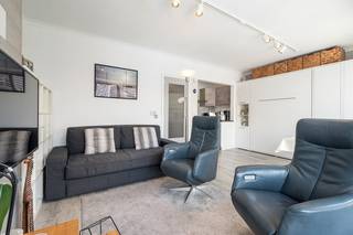 Appartement d'une chambre entièrement rénové avec une superbe vue sur la place du casino et à proximité du front de mer.Salle de séjour avec cuisine...