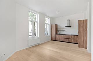 <p><span>Turnkey, bright apartment with 2 bedrooms and modern open kitchen</span></p><p><span>Discover this stylish and ready to move in apartment with a living area of approx. </span><span>72 m²</span><span>, located in a central location with easy access to stores, public transport and important access roads. Thanks to the large windows, the living space enjoys an abundance of natural light, creating a pleasant and open atmosphere.</span></p><p><span>The spacious living space forms the heart of the apartment and connects seamlessly with the </span><span>modern open kitchen</span><span>, which is equipped with quality appliances and ample storage space. The combination of light parquet floors, clean white walls and warm wood accents creates a timeless and elegant look.</span></p><p><span>The apartment features </span><span>two comfortable bedrooms</span><span>, ideal for a family, a home office or as an investment. The practical layout ensures optimal use of space and pleasant living comfort.</span></p><p><span>With an </span><span>EPC score B (160 kWh/m² year)</span><span>, this home is also energy efficient, ensuring lower energy costs and a sustainable investment.</span></p><p><span>Advantages of the apartment:</span><span><br />living area approx. 72 m²<br />2 bedrooms<br />luminous living space with large windows<br />modern open kitchen with quality finishing<br />energy efficient (EPC B)<br />ready to move in<br />central location near stores and public transport</span></p><p><span>Ideal as a </span><span>first home or interesting investment</span><span>.</span></p><p><span> </span></p><p><span>Are you interested in this studio for sale in Antwerp, are you looking for other real estate, an investment or do you want to know the value of your property? Then you are at </span></p>