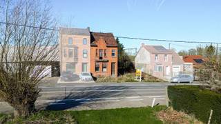 Volledig te renoveren 3 gevelwoning ( of afbraak en nieuwbouw) met tuin op 5are10. Deze woning bestaat uit een inkomhal, living, vervallen bijgebouw, 2 slaapkamers en vaste trap naar in te richten zolder. Totaal renovatie! Station Edingen op 2 KM, evenals alle grote warenhuizen en scholen op 2 km; Te bezoeken