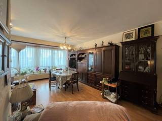 Dit moderne, verhuurde appartement met één slaapkamer is perfect gelegen op wandelafstand van het bruisende centrum van Oostende en biedt een onovertroffen uitzicht op de havengeul. Tevens is het strand van Oostende op 100m. <br /><br />Het appartement beschikt over volledig nieuwe beglazing waardoor dat het appartement energiezuinig is. De open woonkamer en <br /> aansluitende keuken zijn voorzien van grote ramen die veel natuurlijk licht binnenlaten en een adembenemend uitzicht bieden op de havengeul en het omliggende landschap.<br /><br />De slaapkamer is gezellig en comfortabel met een groot bed en voldoende kastruimte voor al uw kleding en spullen. De badkamer is voorzien van een ligbad en een wastafel met opbergruimte. Er is nog een aanpalend, binnen terras voor extra berging. <br /><br />De ligging van dit appartement is perfect voor wie houdt van de sfeer en de levendigheid van de stad, maar ook de rust en stilte van de kust wil ervaren. U kunt genieten van een ontspannen wandeling langs de havengeul, de vismarkt en de jachthaven, terwijl u ook op loopafstand bent van de winkels, restaurants, cafés en uitgaansgelegenheden van het centrum.<br /><br />Aarzel niet en boek nu uw verblijf in dit fantastische appartement aan de havengeul van Oostende!