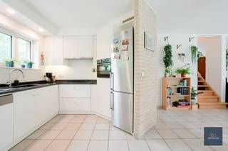 Ga naar www.makelaarshuys.be , klik op te koop en schrijf u in voor de bezoekdagen. <br /><br />Zeer goed onderhouden en instapklare halfopen bebouwing met oprijlaan en zonnige tuin. <br />De woning is voorzien van alle moderne comfort en heeft een tijdloze uitstraling.<br /> <br />De bewoonbare opp. 198m² is verdeeld over inkomhal, toilet, berging cv -lokaal . <br />De open leefkeuken is uitgerust met toestellen en heeft een aparte eethoek met toegang tot het terras. (voorzien van zonnewering en rolluiken). Er is een aparte (was)berging. <br /><br />De lichtrijke woonkamer biedt voldoende ruimte voor een extra eethoek en gezellige zithoek .<br />Via het schuifraam heeft u toegang tot het terras en de aangename tuin met moderne tuinberging en tuinhuis en achterpoortje. <br /><br />Op de eerste verdieping bevinden zich 4 comfortabele slaapkamers en een vernieuwde moderne badkamer. De badkamer is voorzien van een luxe inloopdouche en een wastafelmeubel en toilet. <br /><br />Via een vaste trap bereikt u de 2de verdieping waar u een polyvalente ruimte heeft of een 5de slaapkamer. <br /><br />De woning is voorzien van centrale verwarming op aardgas. <br />Er zijn 18 zonnepanelen ( 275wp) en een Durasun thuisbatterij. <br />Gunstig EPC 108 , B-label. <br />Conforme elektrische keuring <br />Geen asbest <br /><br />De woning is vrij 1/1/2027 . <br /><br />Gelegen in een rustige en kindvriendelijke buurt, ideaal voor gezinnen, nabij winkels, <br />scholen, sportfaciliteiten, openbaar vervoer , vlotte verbindingswegen, …<br /><br />Info: sofie@makelaarshuys.be of 0468 24 65 84
