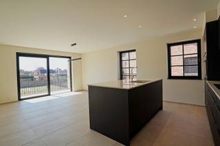 Op wandelafstand van het centrum van Buggenhout vindt u dit instapklare, compleet geschilderd, nieuwbouwappartement dat uitblinkt in comfort en energiezuinigheid. Dankzij de nieuwste technieken zoals vloerverwarming en een warmtepomp geniet u van zeer lage energiekosten.<br />Het appartement is door zijn ligging zeer lichtrijk en beschikt over twee slaapkamers, een ruime en lichtrijke woonkamer met open keuken en stijlvol keukeneiland, een aparte berging, een afzonderlijk toilet en een badkamer uitgerust met een ruime inloopdouche en ingebouwd ligbad. Het zuid-gericht terras biedt de perfecte plek om in alle rust van de zon te genieten. Alle ruimtes zijn voorzien van verlichting en zullen ook nog voorzien worden van gordijnen waardoor het appartement dus compleet instapklaar is. Bovendien is in de huurprijs een ondergrondse parkeerplaats inbegrepen, wat dit appartement nog praktischer maakt.<br />Huurprijs: 1.200 EUR + 100 EUR gemeenschappelijke kosten<br />Referentie: 5637