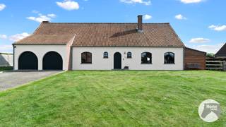 EERSTE BEZOEKDAG ZONDAG 11/10 VAN 9U TOT 12U (ENKEL OP AFSPRAAK!!)<br />GALMAARDEN - Rustig gelegen woning met stallen op 55a<br /><br />Op een bijzonder mooie en rustige locatie in het landelijke Galmaarden, in het gehucht Sint-Paulus, vinden we deze charmante woning op een ruim perceel van maar liefst 54a74ca. De woning geniet van een prachtig, groen uitzicht en vormt dankzij de aanwezige weide en het mooie stalgebouw met 4 paardenboxen (mogelijkheid voor 5) een ideale plek voor wie wonen en het buitenleven graag combineert.<br /><br />De woning werd in 2020 gerenoveerd en beschikt over een EPC-label C. <br />Op het gelijkvloers komen we binnen via een inkomhal met gastentoilet. De aangename leefruimte baadt in het licht en geniet van een mooi zicht op de tuin. Aansluitend bevindt zich een gezellig overdekt terras, waardoor binnen- en buitenleven hier mooi in elkaar overvloeien. De ruime keuken vormt een aangename plek om te koken en sluit naadloos aan op een handige berging, die extra praktische ruimte biedt. Verder bevinden zich op deze verdieping nog een badkamer, een slaapkamer en een bureau, dat eventueel ook als extra slaapkamer kan worden ingericht. Een ruime garage met plaats voor twee wagens zorgt bovendien voor extra comfort en bergruimte.<br /><br />Ook de verdieping biedt heel wat mogelijkheden. Hier bevinden zich een bureau en een slaapkamer, maar daarnaast is er nog een volwaardig woongedeelte. Dit omvat een slaapkamer, een aangename leefruimte en een badkamer. De leefruimte kan, afhankelijk van de noden, eveneens dienstdoen als extra slaapkamer, speelkamer, hobbyruimte of ontspanningsruimte. Hierdoor biedt de woning tal van mogelijkheden voor een groter gezin, inwonende familie, een zelfstandige tiener of wie graag over een afzonderlijke ruimte beschikt.<br /><br />Buiten is het volop genieten van de rust en het uitzicht. De aanpalende weide en het verzorgde stalgebouw maken deze eigendom bijzonder aantrekkelijk voor paardenliefhebbers en liefhebbers van het landelijke leven. De combinatie van een ruime woning, een royaal perceel, eigen paardenfaciliteiten en een prachtige groene omgeving maakt dit tot een eigendom met een zeldzame uitstraling.<br /><br />Een heerlijke plek voor wie ruimte, rust, natuur en paarden wil combineren, en toch comfortabel wil wonen in een prachtige landelijke woning.<br /><br />De vermelde prijs is een richtprijs. Na ontvangst van de biedingen zal de verkoper beslissen of hij/zij de eigendom verkoopt aan het beste bod. De richtprijs is aldus niet bindend voor de verkoper.