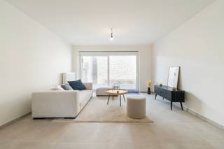 HUURGARANTIE 1 JAAR: investeer in een nieuwbouwappartement. Dankzij de huurgarantie geniet je onmiddellijk van een stabiel en gegarandeerd inkomen.

Ontdek Residentie Noordpoort in Diksmuide: 18 lichtrijke appartementen met 2 slaapkamers, zonnige terrassen en/of tuin, staanplaatsen en garageboxen. Gelegen op slechts 500 meter van de Grote Markt, bieden deze moderne appartementen het perfecte evenwicht tussen comfort en gemak. Met het station, winkels, horecazaken en scholen op wandelafstand, is Residentie Noordpoort ideaal gelegen. De nabijgelegen Ijzervlakte biedt een prachtig decor voor wandel- en fietsliefhebbers, terwijl de appartementen uitkijken op de schilderachtige Handzamedijk, een idyllisch stukje natuur.

Gebouwd met duurzame en tijdloze materialen, biedt Residentie Noordpoort verschillende opties, inclusief gelijkvloerse tuinappartementen met een eigen voordeur, perfect voor wie op zoek is naar een gelijkvloerse woning binnen een residentie. 

Alle nog beschikbare appartementen zijn volledig afgewerkt, inclusief de schilderwerken, waardoor een snelle verhuis naar jouw nieuwe thuis mogelijk is. Voor investeerders biedt dit project direct rendement.

Of je nu op zoek bent naar een eigen woning of een investeringsmogelijkheid, Residentie Noordpoort biedt telkens een uitstekende keuze. Neem vandaag nog contact met ons op voor alle informatie of een bezoek aan het modelappartement.


