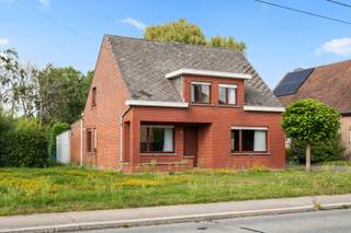 Deze charmante, te renoveren, vrijstaande woning staat op een ruim perceel grond en is gelegen aan de rand van Schriek.Het gelijkvloers bestaat uit...