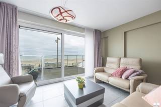 Prachtige appartement op de eerste verdieping van Residentie Chablis. Het spectaculaire uitzicht op de zeedijk en de Noordzee vormt ongetwijfeld de grootste troef van deze eigendom en zorgt elke dag opnieuw voor een ongeëvenaarde woonbeleving. Residentie Chablis behoort bovendien tot één van de recentste residenties op de zeedijk van Middelkerke, waardoor u geniet van een moderne bouwkwaliteit en uitstekende energiescores. Dit maakt het appartement niet alleen bijzonder comfortabel, maar ook toekomstgericht en energiezuinig. De residentie werd ontworpen met slechts één appartement per verdieping en binnenin treft u een moderne en doordachte indeling aan met een lichtrijke leefruimte die uitgeeft op het ruime terras aan de voorzijde, waar u volop kunt genieten van het panoramische zeezicht. De open keuken sluit perfect aan bij de hedendaagse woonstijl en vormt het hart van de leefruimte. Verder beschikt het appartement over twee slaapkamers, die beide rechtstreeks toegang bieden tot het zonnige achterterras. De badkamer is uitgerust met een stijlvolle inloopdouche. Er is en praktische berging voorzien met aansluiting voor een wasmachine en daarnaast tal van inbouwkasten in de hall en slaapkamers. De residentie beschikt over privatieve kelderbergingen voor onder andere fietsen en een afzonderlijk vuilnislokaal. Het appartement wordt bovendien volledig gemeubeld verkocht en bevindt zich in uitstekende staat van onderhoud, waardoor u onmiddellijk kunt genieten van uw tweede verblijf of vaste woonst aan zee.