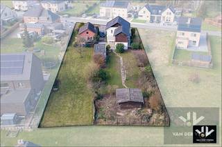 <strong><u>Multifunctioneel eigendom met 2 wooneenheden op een riant perceel van 21 aren 83 centiaren op een goed bereikbare, rustige locatie in Diepenbeek</u></strong><br /><br /><u><strong>Indien voldaan aan de voorwaarden = aankoop aan 2% registratie en 6% btw bij renovatie of bij sloop (kostprijs op aanvraag!) en heropbouw</strong></u><br /><br /><u><strong>TROEVEN:</strong></u><br />- centraal gelegen, goed bereikbaar op enkele minuten van de E313<br />- wandelafstand tot het centrum, winkels en scholen <br />- twee wooneenheden op <strong>bijna 22 aren</strong><br />- multifunctioneel onroerend goed: talrijke mogelijkheden <br />- studentenhuisvesting niet toegelaten <br />- <strong>bij afbraak</strong> is het mogelijk om te verkavelen naar <strong>2 percelen om 2 open bebouwingen</strong> op te bouwen (zie simulatie bij de foto's)<br />- bij <strong>behoud van de huidige gebouwen</strong> moet er een <strong>gemeenschappelijke inrit</strong> worden voorzien (zie simulatie bij de foto's) <br /><br /><strong>Locatie - </strong><span>Twee wooneenheden op een riant perceel van 21a 83ca en gelegen op een boogscheut van het centrum van Diepenbeek </span>en op enkele minuten van de op- en afrit van de E313.  <span>Diepenbeek heeft een rijk aanbod aan natuurgebieden, wandel- en fietsmogelijkheden, sportfaciliteiten en speeltuinen. </span><br />Vanuit Diepenbeek is er verder nog veel te beleven bij de buren uit Hasselt, Genk, Bilzen en Kortessem. Deze mooie gemeente is dus de ideale uitvalsbasis voor al het moois dat Limburg te bieden heeft.<br /><br /><strong>Indeling hoofdgebouw - </strong><span>Het hoofdgebouw heeft als indeling op het gelijkvloers een ruime inkomhal, een zitplaats, een grote woonkamer, de keuken, een apart toilet, een badkamer, een bergruimte en een opslagplaats. </span><span>Op de eerste verdieping kom je via de nachthal in maar liefst 4 slaapkamers en een badkamer.</span><br /><span>Op de ruime zolder die je kan bereiken met een schuiftrap is er meer dan voldoende opslagruimte. De nokhoogte bedraagt hier 2,50m, wat ervoor zorgt dat hier, mits het plaatsen van een vaste trap, nog extra leefruimtes kunnen gerealiseerd worden. </span><span>Achteraan de woning, en bereikbaar via een buitentrap en aparte ingang werden destijds enkele verblijven ingericht die je eventueel kan omvormen tot een studio of appartement. De mogelijke indeling hier omvat een woonkamer, badkamer, een keuken, een slaapkamer en een apart toilet.</span><br /><br /><strong>Indeling bijgebouw - </strong><span>Het bijgebouw heeft als indeling op het gelijkvloers de centrale inkomhal, een ruime badkamer, een aparte keuken, een woonkamer en een technische ruimte met de cv-installatie en ruimte voor wasmachine en droogkast.</span><br /><span>Op de verdieping zijn er 2 ruime slaapkamers, een apart toilet en de nachthal.</span><br /><br /><strong>Talrijke mogelijkheden - </strong><span>Beide gebouwen hebben weliswaar een degelijke opfrisbeurt nodig maar bieden toch mogelijkheden om hier een creatieve invulling aan te geven. Een <strong>kangoeroewoning of tweewoonst</strong> behoort tot de mogelijkheden (als de huidige gebouwen worden behouden wenst de gemeente Diepenbeek dat er een gemeenschappelijke inrit wordt voorzien), maar hier kan ook een <strong>verkaveling</strong> worden uitgevoerd naar 2 aparte percelen, zodat er <strong>2 open bebouwingen</strong> kunnen worden gerealiseerd.<br />De achterliggende gronden zouden eventueel in de toekomst kunnen worden verkaveld en worden ontwikkeld tot een nieuwe woonbuurt.<br />Er is altijd een mogelijkheid om een afspraak te maken op de dienst Omgeving van de gemeente Diepenbeek om jouw woonidee te bespreken. <br /><br />Heeft dit bijzondere perceel jullie interesse gewekt? Laat het ons snel weten en neem contact op met Koen.</span>