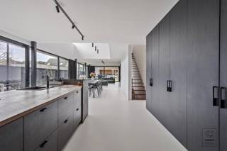 Prachtig en verder af te werken halfopen bebouwing van 320 m², met drie slaapkamers en 2 badkamers op een uiterst rustige locatie te Brecht! Bij binnenkomst betreedt u een riante inkomhal, volledig afgewerkt met ingemaakte kasten. Vanuit de hal heeft u toegang tot de prachtige, lichtrijke woonkamer, waar de grote raampartijen een open en ruimtelijk gevoel creëren. Aansluitend bevindt zich de volledig geïnstalleerde open keuken, uitgerust met alle moderne voorzieningen om optimaal kookcomfort te garanderen. Vanuit de woonkamer krijg je toegang tot de ruime kelder, die ideaal kan dienen als opbergruimte of hobbyruimte. <br /><br />Op de eerste verdieping bevinden zich drie royale slaapkamers. De master bedroom beschikt over een ruime walk-in dressing en een en-suite badkamer, voorzien van een ligbad, een dubbele douche, een dubbele lavabo en een toilet. Daarnaast is er een apart tweede toilet en een tweede badkamer, uitgerust met een douche en een lavabomeubel. De gang is stijlvol afgewerkt met ingemaakte kasten, wat de luxueuze uitstraling van de woning verder versterkt.<br /><br />Tot slot is de noord-oost gerichte en fraai aangelegde tuin ideaal om tijdens de zonnige dagen te vertoeven. In het tuinhuis/lounge bevindt zich de mogelijkheid tot het plaatsen van een sauna (aansluitingen reeds voorzien). Vooraan de woning treffen we een praktijkruimte met aparte ingang van +/- 20 m² en een ruime oprit met plaats voor 4 wagens.<br /><br />EXTRA: E-peil 40 (EPB in opmaak), elektriciteit = conform! Niet gelegen in mogelijks of overstromingsgevoelig gebied, niet gelegen in afgebakend overstromingsgebied of afgebakende oeverzone, niet gelegen in risicozone overstromingen (P-score A, G-score A), woongebied. Voor meer info ga naar www.coenenvastgoed.be of bel 03/375.82.92