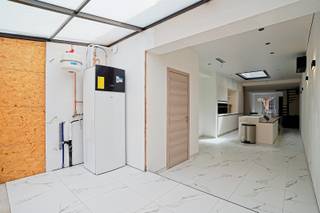 Deze instapklare woning beschikt over 2 slaapkamers, een ruime badkamer en een lichtrijke leefkeuken met zicht op de gezellige stadstuin. <br />De woning werd grondig vernieuwd en uitgerust met 12 zonnepanelen, een 10 kW thuisbatterij, een Daikin warmtepomp, ventilatiesysteem D+ en uitgebreide vloerisolatie. Hierdoor geniet u van maximaal comfort en een laag energieverbruik. <br />Verder beschikt de woning over een garage met voorziening voor een laadpaal. <br />Schilderklaar afgewerkt en klaar voor de toekomst. Laatste renovatie in progress <br />Referentie: 5667