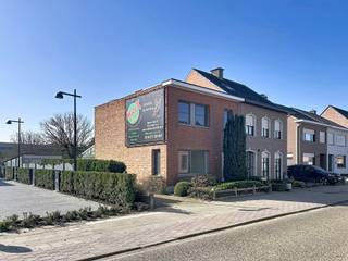 Volledig gerenoveerde (°2025), energiezuinige en modern ingerichte woning in half open verband, gelegen op een perceel van 375m² net buiten het centrum van Herenthout. Qua indeling omvat deze woning op het gelijkvloers een inkomhal met gastentoilet, een twee-delige leefruimte met open, volledige geïnstalleerde keuken, een veranda en een wasplaats met toegang tot de tuin. Op de verdieping bevinden zich een nachthal 2 ruime slaapkamers, een bureau en een badkamer met douche, toilet en dubbele wastafel. Achteraan geniet deze woning een gezellige, zuid-georiënteerde tuin met vrijstaande garage. Veel lichtinval, hedendaags comfort en moderne materialen maken dit een uiterst leuke woonst! EERSTE BEWONING!