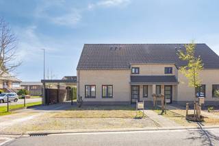 Nabij het centrum van Lommel, doch rustig gelegen in een aangename woonwijk waar rust, privacy en wooncomfort centraal staan, bevindt zich deze verzorgde halfopen bebouwing op Kopshoeven 45 te Lommel. De woning geniet van een gunstige ligging met het bruisende centrum, winkels, scholen, sport- en ontspanningsmogelijkheden en openbaar vervoer op korte afstand. Lommel biedt bovendien een levendige handelskern, diverse scholen en een ruim aanbod aan sportinfrastructuur. <br /><br />Deze woning werd gebouwd in 2010 en bevindt zich in zeer goede staat van onderhoud. We betreden de woning via de inkomhal met vaste houten trap, gastentoilet en technische ruimte. Aansluitend treffen we de zonovergoten leefruimte met vele raampartijen en een schuifraam naar de tuin, wat zorgt voor een aangename lichtinval en een mooi contact met buiten.<br /><br />De open keuken sluit naadloos aan op de leefruimte en werd volledig ingericht met ingebouwde koelkast, kookplaat, dampkap, oven, vaatwasmachine, voldoende opbergruimte en een aangenaam zicht op de tuin. Naast de keuken bevindt zich nog een praktische extra ruimte met een deur die ook leidt naar de tuin, ideaal als aanvulling op de keuken of als berging. Verder beschikt de woning ook nog over een ruime berging, ingericht met rekken.<br /><br />Op de eerste verdieping bevinden zich 3 ruime slaapkamers en een comfortabele badkamer, uitgerust met douche, ligbad, dubbele wastafel en toilet. De zolder is bereikbaar via een uittrekbare trap en biedt bijkomende opbergmogelijkheden.<br /><br />Buiten is het heerlijk vertoeven in de zuidoost georiënteerde tuin met elektrische luifel. De woning beschikt bovendien over een carport, zodat uw wagen steeds droog staat, en over een extra parkeerplaats op het eigen terrein. Het perceel is volledig omheind, wat bijdraagt aan het gevoel van privacy en veiligheid.<br /><br />Extra troeven:<br />Zonnepanelen met zonneboiler<br />Dubbele beglazing met houten raamprofielen<br />Zéér gunstig EPC met label A<br />Elektrische installatie conform A.R.E.I.<br />Asbestvrij<br /><br />Een ideale gezinswoning voor wie op zoek is naar ruimte, comfort en een rustige ligging nabij alle voorzieningen. Breng snel een bezoek, vooraleer het te laat is!