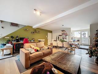 Het duplex-appartement gelegen te Kalmthout beschikt over een ruime keuken, een leefruimte, een wasplaats/berging, een gastentoilet, 2 slaapkamers, een badkamer, een terras en autostaanplaats. Eerste verdieping: - ruime open leefruimte - open keuken voorzien van koelkast, kookplaat met dampkap, dubbele spoelbak en voldoende bergruimte- terras dat toegang geeft tot de autostaanplaats via een gedeelde trapTweede verdieping:- slaapkamer 1 - slaapkamer 2 - gastentoilet- badkamer met bad, douche en wastafel- berging/technische ruimteBijzonderheden:- EPC-waarde: 122 kWh/m²- autostaanplaats- geen gemeenschappelijke kosten- gemeenschappelijke fietsenberging- berg zolder voorzien(ver-)Kopen of (ver-)huren in regio Kalmthout / Essen?Met vragen kan u altijd bij ons terecht!Dewaele vastgoed met advies.