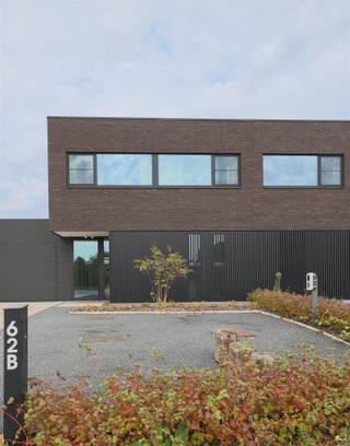 <p><span>Op de baan van Lint naar Lier vinden we deze hypermoderne woning opgeleverd in 2023. Ze werd voorzien van de nieuwste technieken (warmtepomp, airco, vloerverwarming, ventilatie type D, zonnepanelen,...) en heeft een BEN-label.</span></p><p><span>De woning beschikt over een oprit voor minstens 4 auto's, telt 3 slaapkamers, een bureauruimte, en een op maat gemaakte keuken én badkamer. </span></p><p><span>Dankzij de lichtstraat en de grote raampartijen geniet je in elke ruimte van deze woning van maximaal daglicht. Ook nog het vermelden waard: de garage, afgesloten wasberging en last but zeker not least: een verwarmd zwembad!</span></p><p><span> </span></p><p><span>De indeling is als volgt:</span></p><p><span>We betreden de woning via de inkomhal met ingemaakte vestiairekasten en gastentoilet. Vervolgens komen we in de ruime leefruimte met open keuken en kookeiland. Aan de voorzijde van de woning is er een bureau-ruimte dewelke uiteraard ook kan dienen als 4de slaapkamer.</span></p><p><span>De hyper geïnstalleerde keuken met kookeiland werd op maat gemaakt en heeft een hittebestendig Dekton werkblad. Achter de keuken vinden we de berging met veel ingemaakte kasten, een extra lavabo en plaats voor de wasmachine en droogkast op hoogte. Van hieruit hebben we zowel toegang tot de tuin als tot de garage waar alle technieken zich bevinden.</span></p><p><span>Via het grote schuifraam aan de achterzijde van de woning komen we in de tuin met verwarmd zwembad en overdekt poolhouse waar het heerlijk zitten is op een zomerse dag. Je hebt er een aangenaam zicht op de achterliggende velden.</span></p><p><span>Terug in de woning nemen we de open trap naar de verdieping. Hier bevindt zich de smaakvolle badkamer met een vrijstaand bad, een houten meubel met 2 op maat gemaakte waskommen en een inloopdouche. Het toilet is apart. Verder vinden we hier 3 mooie slaapkamers alle voorzien van een Daikin-systeem dat zowel koelt als verwarmt.</span></p><p><span> </span></p><p><span>Graag som ik de troeven van deze woning voor je op:</span></p><p><span>- recente, moderne woning van 2023</span></p><p><span>- BEN-label (E-peil E1)</span></p><p><span>- 3 tot 4 slaapkamers</span></p><p><span>- verwarmd zwembad</span></p><p><span>- vrij uitzicht</span></p><p><span>- zonnepanelen</span></p><p><span>- veel parkeerplaats</span></p><p><span> </span></p><p><span>P-score: D en G-score: D</span></p><p><span>Stedenbouw en bodemattest in aanvraag</span></p><p><span> </span></p><p><span>Voor een bezoek ter plaatse kan u ons contacteren op het nummer 03 449 42 41 of mail ons via <span>hallo@habicom.be</span></span><span>.</span></p><p><span>Wenst u de waarde van uw woning te kennen ? Contacteer vrijblijvend onze habicom expert in uw buurt.</span></p><p><span> </span></p><p><span> </span></p><p><span> </span></p>