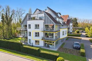 Instapklaar 2-slaapkamerappartement (89m² + 8m² terras) nabij de haven van Nieuwpoort.<br />Op een toplocatie in het gezellige stadscentrum van Nieuwpoort, op wandelafstand van de haven, bevindt zich dit verzorgd en lichtrijk appartement op de eerste verdieping van een goed onderhouden residentie (bouwjaar 2003). Dankzij de gunstige EPC-score (B), lift en praktische indeling is dit een ideale woonst zowel voor eigen gebruik als investering.<br />Bij het binnenkomen vinden we een inkomhal met gastentoilet. De aangename leefruimte met directe toegang tot het zonnige terras van ca. 8 m². De open, volledig uitgeruste keuken beschikt over kwalitatieve toestellen van siemens.<br />Verder omvat het appartement twee volwaardige slaapkamers, waarvan één met ingemaakte kasten, een badkamer en een praktische berging. Extra bergruimte vindt u in de privatieve kelderberging.<br />Daarnaast is er de mogelijkheid tot aankoop van een garagebox in het gebouw, wat een absolute meerwaarde biedt in deze omgeving.<br />De vermelde prijs is een richtprijs; elk bod, zowel hoger als lager, wordt voorgelegd aan de eigenaar, die zich het recht voorbehoudt dit te aanvaarden of te weigeren.<br /><br />(Ref. NI27359)