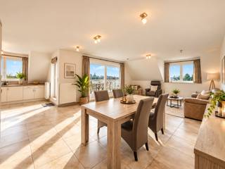 RUIM EN INSTAPKLAAR 2-SLAAPKAMERAPPARTEMENT, uitstekend gelegen in het CENTRUM VAN BRAKEL en toch genietend van een RUSTIGE WOONOMGEVING. Dankzij deze CENTRALE LIGGING bevinden winkels, horeca, openbaar vervoer en andere dagelijkse voorzieningen zich op WANDELAFSTAND, wat dit appartement bijzonder geschikt maakt voor ZOWEL EIGEN BEWONING ALS INVESTERING, momenteel VERHUURD aan 895 EUR/maand. Bij de realisatie werd veel aandacht besteed aan een PRAKTISCHE INDELING EN KWALITATIEVE AFWERKING. De royale leefruimte, 2 volwaardige slaapkamers en het ruime terras zorgen voor een AANGENAAM WOONCOMFORT. Bovendien bestaat er bij de verkoop de MOGELIJKHEID TOT AANKOOP VAN EEN AFGESLOTEN GARAGEBOX, een INTERESSANTE EXTRA TROEF in het centrum.<br />De indeling gaat als volgt: via de inkomhal met afzonderlijk gastentoilet bereikt u de ruime en lichtrijke woonkamer met aansluitend de ingerichte open keuken. Vanuit de leefruimte heeft u toegang tot het zonnig terras, waar u in alle rust van de buitenruimte kan genieten. Verder beschikt het appartement over een praktische berging, 2 volwaardige slaapkamers en een ingerichte badkamer.<br /><br />Adres: Vierschaar 25 bus 303 te Brakel<br /><br />EPC: 176kWh/m²; G-score A en P-score D; Geen renovatieverplichting van toepassing; Bestuursmaatregelen in het maatregelenregister: Neen; Momenteel verhuurd