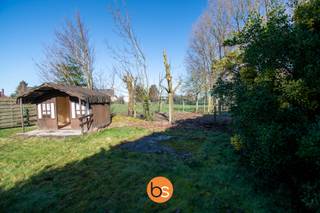 In de Blekerijstraat in Izegem ligt dit mooi gelegen perceel met een te renoveren woning. Dit biedt de mogelijkheid om te renoveren aan 6% btw. <br /><br />Achteraan grenst het perceel aan landbouwgrond waar niet op gebouwd mag worden. Dat zorgt voor een blijvend open zicht en extra rust, zonder risico op achterliggende bebouwing.<br /><br />Een interessante ligging voor wie rustig wil wonen, maar toch vlot verbonden wil blijven. Idiaal voor de handige Harry's onder ons.