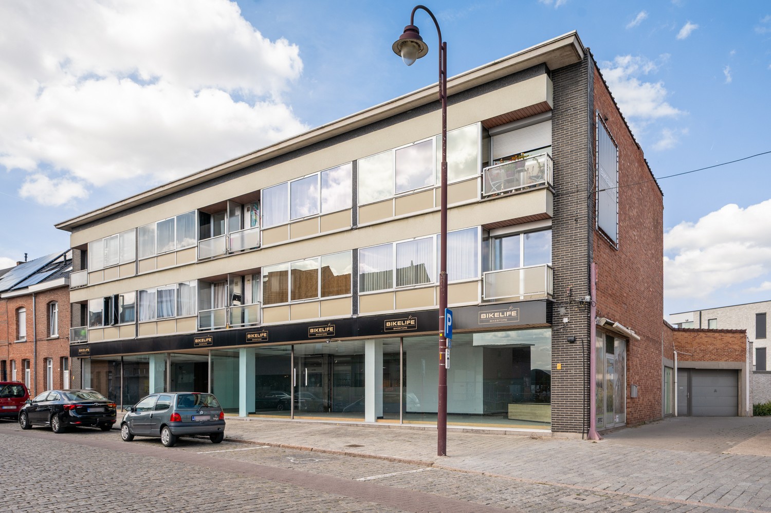 Ruim handelspand van 458 m² met woonst, garage en tuin te Duffel - foto 1