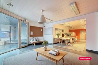 Bent u op zoek naar de ideale plek om uw eigen zaak te starten of verder uit te bouwen? Op de Bredabaan 484 in het centrum van Wuustwezel bieden wij deze commerciële gelijkvloers te huur aan. Met een breedte van 4,75 meter en een diepte van 18 meter is de ruimte overzichtelijk en gemakkelijk in te richten voor diverse handelsdoeleinden.De winkel valt meteen op dankzij de grote raampartijen aan de straatkant. Dit zorgt niet alleen voor veel natuurlijk lichtinval, maar biedt ook een uitstekende etalage op een drukke zichtlocatie waar veel passage is. Of u nu een boetiek, een kantoor of een speciaalzaak voor ogen heeft, uw onderneming staat hier gegarandeerd in de kijker.Achteraan de handelsruimte is er aan alle comfort gedacht. Er is een praktische keuken aanwezig voor het personeel, samen met een aparte berging en een eigen toilet. De ruimte wordt elektrisch verwarmd en is door de eerdere renovatiewerken direct klaar voor een nieuwe invulling.De centrale ligging zorgt bovendien voor een goede bereikbaarheid, zowel voor klanten uit Wuustwezel zelf als voor passanten die de Bredabaan gebruiken als verbindingsweg. U bevindt zich hier midden in de dorpskern, omringd door andere lokale ondernemers en diensten.Heeft u interesse om de mogelijkheden van deze winkelruimte ter plaatse te ontdekken? Neem dan contact met ons op!ver-)Kopen of (ver-)huren in regio Wuustwezel/Brecht/Hoogstraten?Met vragen kan u altijd bij ons terecht!Dewaele vastgoed met advies.Deze AI-visualisaties zijn bedoeld als inspiratie. Er werd geen rekening gehouden met technische specificaties, stedenbouwkundige voorschriften of de concrete mogelijkheden tot realisatie.