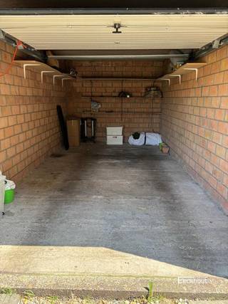 Verzorgde garagebox met sectionale poort. De box is makkelijk in te rijden en biedt, naast ruimte voor een voertuig, plaats voor extra opslag. Afmetingen: 6,50 x 2,95