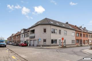 <p><span>Deze typische woonwijk is heerlijk rustig gelegen, maar toch vlakbij het centrum van Kruibeke  met een ruim aanbod aan scholen, winkels, parken, een goede verbinding naar de E17, openbaar vervoer en op wandelafstand van de Kruibeekse Polders en het veer.</span></p><p><span> </span></p><p><span>Via de inkomhal kom je in de eerste kamer die zowel kan dienen als werkruimte, hobbyruimte  of slaapkamer. Daarnaast ligt de garage/ wasplaats met  een laadpaal voor een elektrische wagen. Op de eerste verdieping een grote en gezellige leefruimte met zithoek en eetplaats en met aanpalend de moderne volledig uitgeruste open keuken. Via de glazen achterwand kom je op het leuke terras. Er is ook een kleine berging. In de gang vinden we een toilet en kunnen we een verdiep hoger naar een mooi afgewerkte badkamer met ligbad en toilet en twee ruime slaapkamers (19-18m²)  en bergruimte/technische ruimte.</span></p><p><span> </span></p><p><span>Deze knappe moderne woning wacht op jouw bezoek.</span></p><p><span> </span></p>