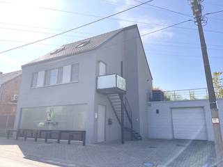 Aan de Steenberg in Hasselt vindt u deze halfopen bebouwing met tal van mogelijkheden. Het gelijkvloers met een oppervlakte van 178m2 is...