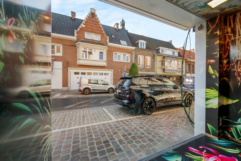 Roeselare-Manestraat. Multifunctioneel handelspand : gelijkvloerse handelsruimte met etalage en + 3 verdiepingen appartement / extra workspace.  Dichtbij de markt en alle parkeerplaatsen. - foto 4
