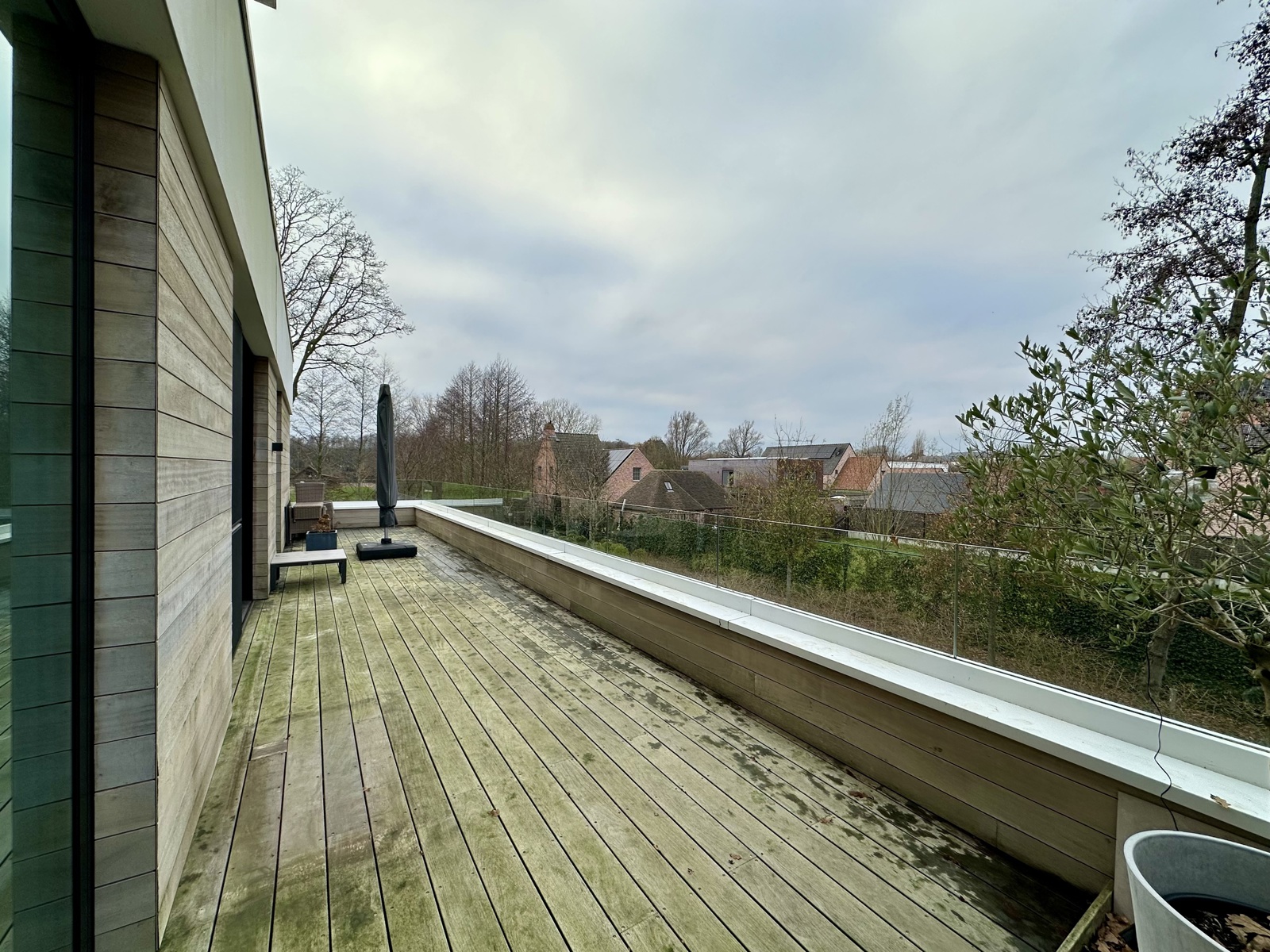 Uiterst rustig gelegen luxe-appartement (3 slpks) mét dubbele garage in afgesloten domein - foto 5