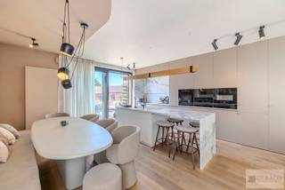 Debaco Immobiliën presenteert dit uitzonderlijk appartement waar ruimte, luxe en verfijning naadloos samenvloeien. Met een bewoonbare oppervlakte van circa 220 m², drie royale terrassen en een hoogwaardige afwerking tot in de kleinste details, biedt deze exclusieve residentie een unieke woonervaring op een uitstekende locatie, vlakbij het bruisende centrum van Leuven. <br /><br />Van zodra u het appartement betreedt, wordt u ondergedompeld in een gevoel van elegantie, luxe en exclusiviteit! <br /><br />De indrukwekkende leefruimte, afgewerkt met een warme parketvloer en een stijlvolle gashaard, vormt het kloppende hart van het appartement. Aansluitend bevindt zich de luxueuze open keuken, volledig uitgerust met kwalitatieve en hedendaagse toestellen en afgewerkt met oog voor detail. De ruime eetplaats vormt de ideale setting voor gezellige diners en stijlvolle ontvangsten en maakt het geheel compleet. <br /><br />Vanuit de leefruimte bereikt u het eerste royale terras, waar u in alle rust kunt genieten van een exclusieve buitenbeleving. Hier is voldoende ruimte voorzien voor zowel een stijlvolle lounge als een volwaardige buiteneetkamer. <br /><br />Het appartement beschikt over zes volwaardige slaapkamers, die stuk voor stuk een aangename rust uitstralen en afgewerkt zijn met kwalitatieve vast tapijtbekleding. <br /><br />De absolute blikvanger is de mastersuite. Deze ruimte beschikt over een elegant bureaugedeelte, een royale dressing en een luxueuze ensuite badkamer met een ruime inloopdouche, een dubbel lavabomeubel en een afzonderlijk toilet. Vanuit de mastersuite geniet u bovendien van een rechtstreekse toegang tot twee bijkomende terrassen, waardoor u op elk moment van de dag kunt genieten van zon, rust en privacy. <br /><br />De nachthal biedt vervolgens toegang tot een praktische wasberging, twee afzonderlijke gastentoiletten en twee badkamers. <br /><br />Bij dit appartement horen ook drie privatieve autostaanplaatsen in de ondergrondse parkeergarage en twee ruime kelderbergingen. Het appartement is comfortabel bereikbaar via de lift. <br /><br />Troeven: <br />+ Exclusief high-end appartement<br />+ Hoogwaardige en luxueuze afwerking<br />+ Royale leefruimte met luxueuze keuken<br />+ 6 slaapkamers <br />+ Mastersuite met dressing en ensuite badkamer <br />+ 3 ruime terrassen <br />+ 3 privatieve ondergrondse staanplaatsen <br />+ EPC label A - EK conform <br />+ Uitstekende locatie te Leuven<br /><br />Hebt u interesse in dit exclusief appartement te Leuven? <br />Contacteer ons via info@debaco.be of bel ons op 014/73.77.77 voor een bezoek ter plaatse!