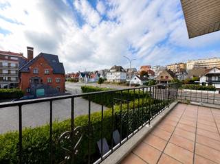 Dit aangenaam appartement geniet van een centrale ligging nabij het Albertstrand te Knokke en biedt een mooi open zicht.<br />Het appartement omvat een inkomhal met afzonderlijk toilet, een ruime en lichtrijke leefruimte met toegang tot het royale terras en een afzonderlijke keuken. Daarnaast beschikt het appartement over drie volwaardige slaapkamers en een badkamer. Een privatieve kelderberging is inbegrepen. Tevens bestaat de mogelijkheid tot aankoop van een garagebox. Een ideale pied-à-terre aan de kust, zowel geschikt als tweede verblijf als voor permanente bewoning.<br /><br />Renovatieplicht van toepassing.<br />Stedenbouwkundig uittreksel in aanvraag<br /><br />Aarzel niet om ons te contacteren voor meer info: tel.: 050 62 44 14 of via knokke@immax.be