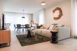 Op dit uniek woonerf in Wondelgem bieden we onze instapklare bemeubelde kijkwoning te koop aan, met aangelegde tuin en terras.<br /><br />De woning maakt deel uit van een charmant woonproject en biedt een lichtrijke leefruimte met open keuken en groot schuifraam dat uitgeeft op de tuin.<br />Op de verdieping vind je 3 volwaardige slaapkamers en een comfortabele badkamer met ligbad en douche.
<ul>
	<li>Aangenaam leefcomfort, dankzij ventilatiesysteem D</li>
	<li>Vloerverwarming beneden en boven</li>
	<li>Perfecte isolatie</li>
	<li>Zonnepanelen</li>
	<li>Duurzame en onderhoudsvriendelijke materialen</li>
</ul>
<br />Ondergrondse wachtbuis voor de leidingen van een warmtepomp ligt klaar van binnen naar buiten. <br /><br />🌳Rustig gelegen in kindvriendelijke buurt, aan groen binnenplein.<br />🚗 Parkeerplaats voorzien in de parkeerpocket, mogelijkheid tot laadpaal. Overdekte fietsenstalling.<br />      Direct beschikbaar bij akte<br />     <br /><br />Verkoop onder BTW-stelsel (21% BTW). <br />Meer informatie via quirijn.pannecoucke@durabrik.be of via 0476 66 61 39<br /><br /> 