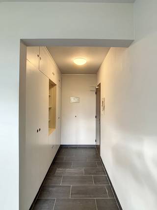 De flat bestaat uit een inkomhal met een ingebouwde vestiairekast, woonkamer met open kitchenette (inclusief koelkast), aparte slaapkamer en...