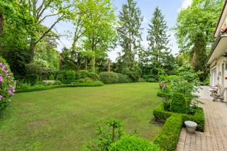Gelegen nabij het kasteel van ’s-Gravenwezel bevindt zich deze elegante villa, uitstekend gelegen in een groene en residentiële omgeving met een zeer vlotte bereikbaarheid. Scholen, openbaar vervoer en de centra van zowel ’s-Gravenwezel als Schilde bevinden zich op korte afstand, terwijl de omliggende natuur een ideale omgeving vormt voor wandel-, fiets- en sportliefhebbers.<br />Deze villa combineert ruimte, licht en een uitzonderlijk potentieel op een gegeerde locatie.<br /><br /><strong>Indeling</strong><br />Via de ruime inkomhal met gastentoilet en vestiairegedeelte wordt u verwelkomd in de woning. Vanuit de hal heeft u toegang tot de verschillende leefruimtes, waaronder de bureauruimte, de keuken en de woonkamer.<br /><br />De lichtrijke woon- en eetkamer geniet dankzij de grote raampartijen van een prachtige connectie met de tuin en een overvloed aan natuurlijk licht. De groene omgeving vormt hier een rustgevend decor dat de leefruimtes een bijzonder aangename sfeer geeft.<br /><br />Aansluitend bevindt zich de volledig uitgeruste keuken met aanpalend een praktische berging, die rechtstreeks toegang biedt tot de dubbele inpandige garage.<br /><br />Zowel via de woonkamer als via de keuken bereikt u de prachtig aangelegde tuin met ruim terras en zonnetent, een heerlijke plek om te genieten of gasten te ontvangen.<br /><br />Op de eerste verdieping bevinden zich vijf slaapkamers en twee badkamers, wat deze woning bijzonder geschikt maakt voor grotere gezinnen of wie extra ruimte wenst voor bureau of hobby’s.<br />Tot slot beschikt de woning nog over een praktische opbergzolder en een kruipruimte onder de volledige woning.<br /><br />Een eigendom die rust, ruimte en woonkwaliteit combineert op een absolute toplocatie, met bovendien de mogelijkheid om deze villa verder naar eigen smaak en hedendaagse normen te verfijnen.<br /><br /><strong>Bijzonderheden</strong><br />+ Prachtige villa met uitzonderlijk potentieel<br />+ Zonnige oriëntatie<br />+ Uitstekende en groene ligging<br />+ 5 slaapkamers en 2 badkamers<br />+ Dubbele inpandige garage<br />+ Prachtig aangelegde tuin met terras