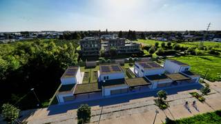 Ontdek deze ruime, comfortabele zonnewoning met carport en tuin. Ze is ontworpen in zachte tinten en gerealiseerd met kwalitatieve materialen. De traditionele bouwwijze staat garant voor degelijkheid die je ook ervaart in de<strong> hoogwaardige afwerking</strong>. De woningen zijn gelegen in een doodlopende straat en zuidwest georiënteerd. Zo geniet je op elk moment van de dag van heerlijke zonnestralen.<br /><br />De moderne architectuur van de zonnewoningen is een subliem samenspel van witte bakstenen en aardse tinten met warme houten elementen. Daar waar de voorgevel eerder gesloten is, zorgen <strong>grote glaspartijen</strong> in de zij -en achtergevel voor veel lichtinval. <br /><br />Sint-Truiden, de stad die je doet dromen van bloesems en lekker fruit. In Park Gulden Bodem sta je met één voet tussen de fruitbomen en één voet in de stad. Met de boomgaarden in je achtertuin geniet je elke dag van een uniek uitzicht. En je voortuin? Dat is de historische, bruisende stad Sint-Truiden.  Geen compromissen maar het beste van twee werelden. Park Gulden Bodem is een zalige plek om te wonen, laat deze kans niet aan je voorbij gaan.<br /><br /><strong>Indeling:</strong>
<ul>
	<li>Gelijkvloers: carport, inkomhal, WC, ruime leefruimte, open keuken en tuin</li>
	<li>Eerste verdieping: 2 slaapkamers, volledig uitgeruste badkamer, berging/technische ruimte</li>
</ul>
<br /><strong>Troeven:</strong><br />  Energiezuinige BEN woning -<br />  Zuid/Zuidwest gerichte tuin<br />  Prijs van 387.494,- euro inclusief kosten; (Inbegrepen kosten zijn: notariskosten, grond, registratie rechten, architect, EPB, veiligheidscoördinator, BTW).<br /><br />ℹ️ Wens je meer informatie of een afspraak? Bel ons dan nu op het nummer 011 45 82 30<br />💻 Meer projecten? Surf naar www.splendid.be. Samen maken we jouw woondroom waar.