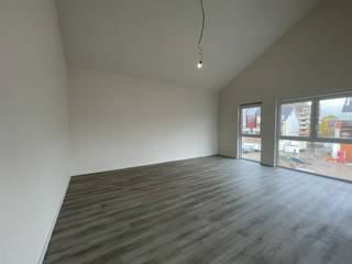 <p><span>Newly built apartment downtown Kortrijk. The apartment has a large terrace, rainwater and solar panels.   Entrance, spacious living room with high ceiling, open fitted kitchen : fridge, hotplates, cooker hood, dishwasher, bathroom with shower, 2 bedrooms, large terrace, large attic, communal bike shed.  Through Parko, an underground parking space can be rented under the Veemarkt for 320 euros per year.   General expenses 50 euro/per month/on account.  For info or visit, call 056.21.58.00 or www.immo-lvb.be</span></p><p><span> </span></p>