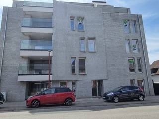 <p><span>Residentie ‘Het Centrum’ is een centraal gelegen nieuwbouwproject met moderne architectuur.   De appartementen hebben oppervlaktes variërend van 48m² tot 107m² met 1 of 2 slaapkamers en een zonnig terras. Bovendien is dit project uniek in Maasmechelen omwille van de beschikbaarheid van een deelauto.</span></p><p><span> </span></p><p><span>Centrale ligging</span><span> :</span></p><p><span>U bereikt eenvoudig en snel verschillende winkels, gezellige restaurants, cafés en het gemeentehuis. Daarnaast liggen er verschillende scholen vlak om de hoek. Ook is er een vlotte verbinding dankzij de nabijgelegen invalswegen en oprittencomplex E314.</span></p><p><span> </span></p><p><span>Energiezuinigheid en modern comfort</span></p><p><span>Alle appartementen zijn afgewerkt met vloerverwarming in combinatie met een warmtepomp. Een toevoeging die ervoor zorgt dat u het hele jaar door kan genieten van een aangenaam binnenklimaat. </span></p><p><span>Ondergronds zal er een kelder voorzien worden met autostaanplaatsen en een gemeenschappelijke fietsenberging. Bovengronds zijn er nog 5 autostaanplaatsen beschikbaar en een plaats voor de deelauto.</span></p><p><span>Voor maximaal wooncomfort wordt er vanuit de kelder ook een lift voorzien die je meeneemt tot aan de voordeur van je woonst.</span></p><p><span> </span></p><p><span>Uniek in Maasmechelen !</span></p><p><span>Voor een bewoner die maar af en toe een auto nodig heeft is er tevens een deelauto beschikbaar. Dit is het eerste project in Maasmechelen dat van zo'n extra troef kan genieten !</span></p><p><span> </span></p><p><span>Uitstekende investering !</span></p><p><span>Maasmechelen biedt uitstekende verhuuropportuniteiten en een mooie kans op meerwaarde.  Bovendien kan u gebruik maken van onze optionele all-in verhuur en beheer</span></p><p><span>Wordt dit jouw nieuwe thuis of een slimme vastgoedinvestering ?</span></p><p><span> </span></p><p><span>Interesse ? Bel vandaag nog voor een afspraak via 089/772320 of mail Fabian@jemar.be </span></p><p><span> </span></p>