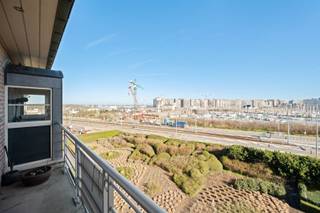 <p><span>LUXE APPARTEMENT IN BLANKENBERGE MET UITZONDERLIJK UITZICHT OP HAVEN.</span></p><p><span> </span></p><p><span>Dit ruime en elegant appartement van 122 m² in het fascinerende kuststadje Blankenberge biedt u een unieke combinatie van comfort, stijl en locatie. Het pand beschikt over drie ruime slaapkamers, ideaal voor gezinnen .</span></p><p><span> </span></p><p><span>HET INTERIEUR</span></p><p><span> </span></p><p><span>Het appartement presenteert zich met verfijnde afwerkingen en een zeer gezellige sfeer. De open woonkamer is voorzien van hoogwaardige houten vloerparket en is voorzien van grote ramen die veel natuurlijk licht naar binnen brengen. De eetruimte is smaakvol ingericht en biedt plaats aan een comfortabele zithoek. De keuken met witte kasten en donkergroene werkbladen is volledig uitgerust met inbouwapparatuur en biedt voldoende bergruimte voor het dagelijkse gebruik.</span></p><p><span> </span></p><p><span>De drie slaapkamers zijn allemaal licht en ruim, elk voorzien van slaapkamerramen. De slaapkamers kunnen zowel als master bedroom als gastslaapkamer worden ingericht. Een praktische badkamer completeert de indeling.</span></p><p><span> </span></p><p><span>HET UITZICHT EN DE BUITENRUIMTE</span></p><p><span> </span></p><p><span>Dé hoogtepunt van dit appartement is het spectaculaire uitzicht vanaf het balkon. Vanuit het appartement geniet u van wijdse panoramavista's met uitzicht op het landschap, de haven en de zee. De buitenterrassen met moderne railing bieden de perfecte plek om te genieten van zonnige dagen en het maritieme bries.</span></p><p><span> </span></p><p><span>PRAKTISCHE VOORZIENINGEN</span></p><p><span> </span></p><p><span>Het appartement beschikt over een eigen garage Prijs €79000.00, wat bijzonder waardevol is in deze gezochte woonwijk. Dit maakt parkeren geen probleem meer.</span></p><p><span> </span></p><p><span>LOCATIE</span></p><p><span> </span></p><p><span>Gelegen in een charmante historische villa aan de zeekust, profiteert dit appartement van de uitstekende ligging in Blankenberge. U woont in een gerenommeerde wijk met toegang tot stranden, restaurants, winkels en alle voorzieningen van een levend badplaatsen.</span></p><p><span> </span></p><p><span>Dit appartement is een ideale keuze voor wie op zoek is naar kwaliteit, uitzicht en een aangenaam woonklimaat aan zee.</span></p><p><span>Meer info Bel 050/41.55.50</span></p><p><span>info@immoporthouse.com</span></p>