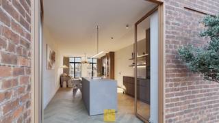 <strong>Kom naar het infomoment van Residentie De Gilde op 3 juni 2025. De deuren openen om 18u30, de voorstelling start om 19u00 - met een hapje, een drankje én antwoord op al uw vastgoedvragen!</strong><br /><br /><br />Het project De Gilde' is een bijzonder geslaagde combinatie van knap gerenoveerd erfgoed en weldoordachte nieuwbouw, dit alles op een unieke historische site, met wortels tot in de 13de eeuw. De ligging is bijzonder, centraler kan je wellicht niet wonen, vlakbij alles wat leeft en beweegt, Markt, Simon Stevinplein, Dijver en alle winkelstraten om de hoek. Toch ver genoeg van de drukte, in alle rust, een gevoel dat nog versterkt wordt door de standingvolle tuin van de site, die in Franse stijl zal aangelegd worden, palend aan de 17e eeuwse Karthuizerinnenkapel.<br />Het appartement B0.1 op het gelijkvloers is voorzien van een ruime slaapkamer met bijhorende badkamer met inloopdouche en toilet. De open keuken geeft toegang tot een achterliggende berging. De heel hoge plafonds en drempelloze ramen zorgen voor een heel lichtrijke connectie tussen het ruim zuidgericht-terras en de leefruimte.<br />Het Brugs rijhuisgevoel is in dit appartement nadrukkelijk aanwezig dankzij de directe toegang langs de voordeur aan de Oude Burg. Het appartement beschikt ook over een aparte toegang tot een grote kelder met booggewelven.